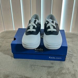 Toddler girl white and navy school shoes